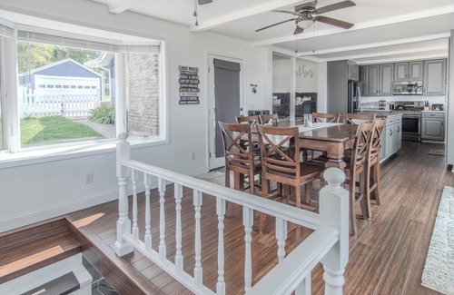Dexter Maison | Tranquil 4 Bedroom Lake House on Guffin Bay