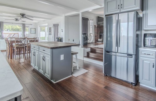 Dexter Maison | Tranquil 4 Bedroom Lake House on Guffin Bay