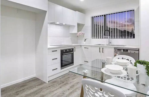Otahuhu Maison | Tranquil and Central by Sylvia Park