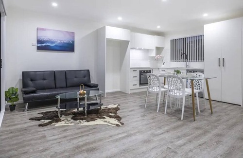 Otahuhu Maison | Tranquil and Central by Sylvia Park