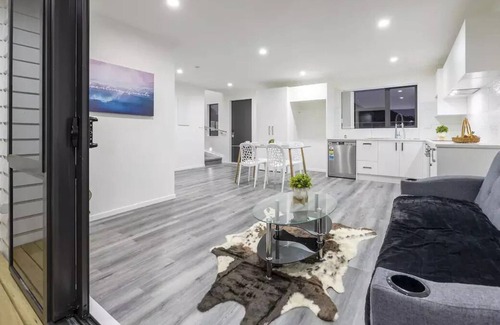 Otahuhu Maison | Tranquil and Modern by Sylvia Park