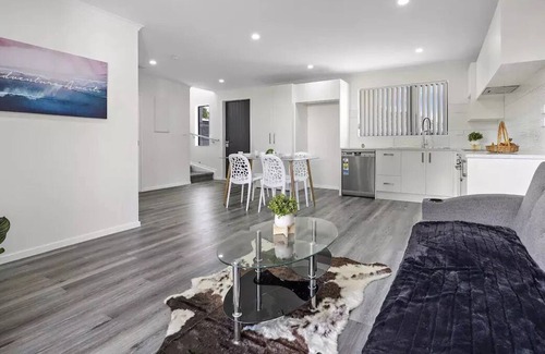 Otahuhu Maison | Tranquil and Modern by Sylvia Park
