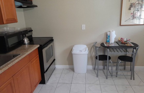 Lucaya Appartement | Tranquil and peaciful vacation get away. Near shopping and entertainment areas