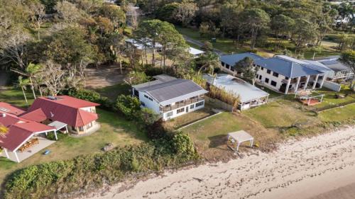 Beachmere Maison | 'tranquil Beachfront Retreat'