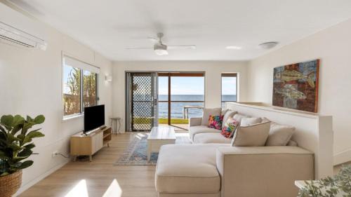 Beachmere Maison | 'tranquil Beachfront Retreat'