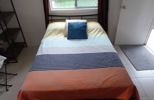 Battery Hill Appartement | Tranquil beachside studio centrally located to local amenities, transport, shops