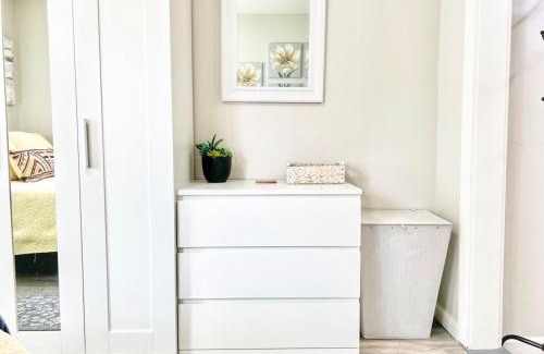 Normal Heights Appartement | Tranquil & Bright - Normal Heights Delight