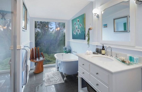 Titirangi Maison | Tranquil Bush Haven | Gardens - Bayview | WiFi