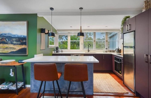 Titirangi Maison | Tranquil Bush Haven | Gardens - Bayview | WiFi