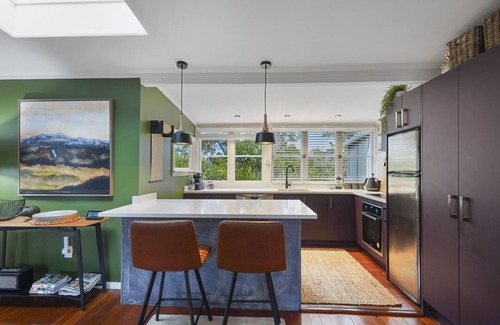 Titirangi Appartement | Tranquil Bush Haven - Gardens - Bayview