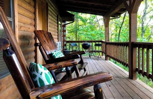 Eureka Springs Cabine | Cabine de luxe avec 1 chambre, 1 salle de bain et jacuzzi sur le sommet d'une montagne