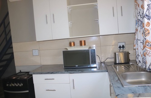 Greater Johannesburg Metropolitan Area Copropriété | Tranquil condo with pool & braai area in vibrant Randburg