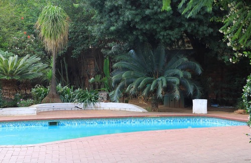 Greater Johannesburg Metropolitan Area Copropriété | Tranquil condo with pool & braai area in vibrant Randburg