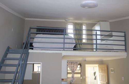 Greater Johannesburg Metropolitan Area Copropriété | Tranquil condo with pool & braai area in vibrant Randburg