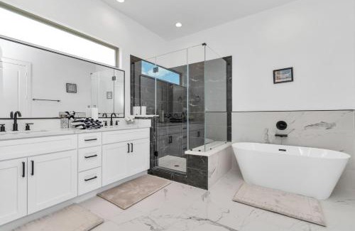 South Central Houston Maison | Tranquil Downtown Escape with Backyard