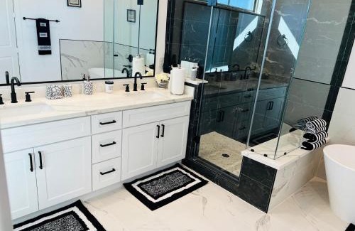 South Central Houston Maison | Tranquil Downtown Escape with Backyard