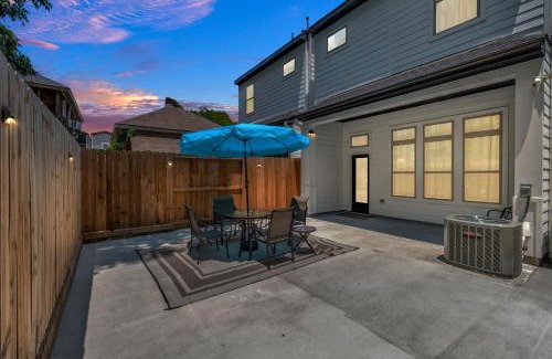 South Central Houston Maison | Tranquil Downtown Escape with Backyard