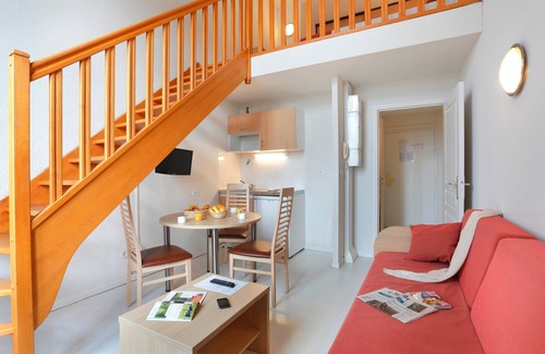 Epernay Copropriété | Tranquil Duplex Apt | Free Parking + TNT TV