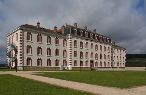 Epernay Copropriété | Tranquil Duplex Apt | Free Parking + TNT TV