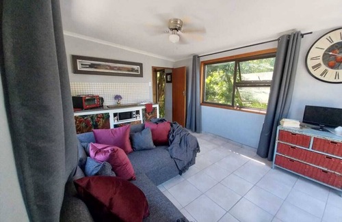 Kuils River Appartement | Tranquil Escape 1 Bedroom in Kuils River with WiFi & parking, 23km from Airport