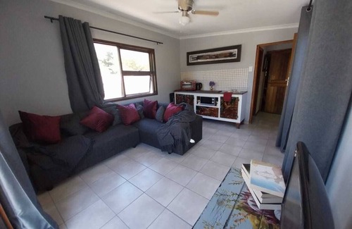 Kuils River Appartement | Tranquil Escape 1 Bedroom in Kuils River with WiFi & parking, 23km from Airport