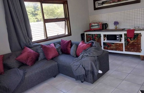 Kuils River Appartement | Tranquil Escape 1 Bedroom in Kuils River with WiFi & parking, 23km from Airport