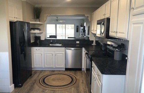 Ocean View Copropriété | Tranquil escape in Bethany Bay. Relax at the 2 BR Condo with nature views.
