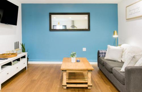 Valley Village Maison | Tranquil Getaway Retreat Sleeps 8 Guest Home