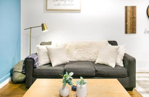 Valley Village Maison | Tranquil Getaway Retreat Sleeps 8 Guest Home