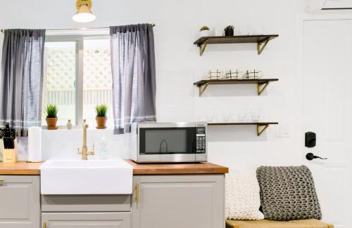 Valley Village Maison | Tranquil Getaway Retreat Sleeps 8 Guest Home