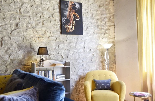 Saint-Colomb-de-Lauzun Cottage | Tranquil Gite with private pool and country views