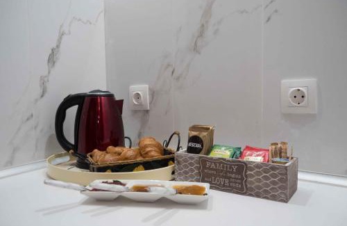 Ano Volos Appartement | Tranquil Infinity Pool Getaway (private jacuzzi and steam bath, pool, garden, sea and city views)