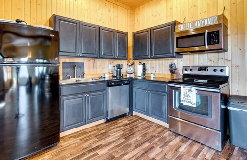 Huntsville Cabine | Tranquil La Prairie Retreat w/ Patio & Fireplace!