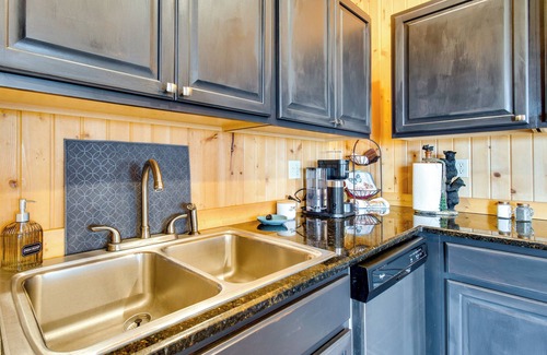 Huntsville Cabine | Tranquil La Prairie Retreat w/ Patio & Fireplace!