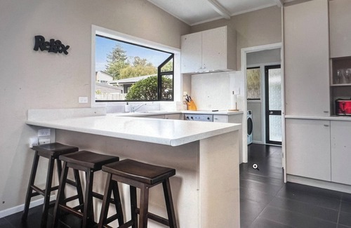 Holdens Bay Maison | Tranquil Lake Side Retreat: Your Perfect Getaway In Holdens Bay