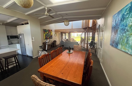 Holdens Bay Maison | Tranquil Lake Side Retreat: Your Perfect Getaway In Holdens Bay