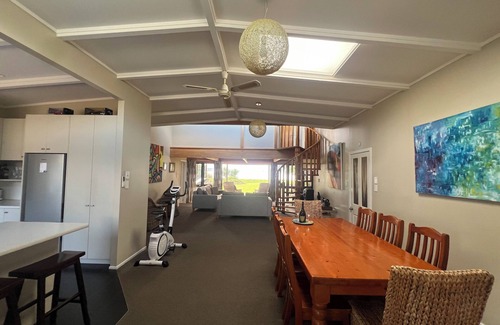Holdens Bay Maison | Tranquil Lake Side Retreat: Your Perfect Getaway In Holdens Bay