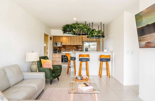 Jaco Appartement | Tranquil lakefront apartment with stunning views & pool access