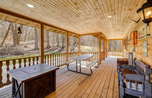 Damascus Maison | Tranquil Mountain Getaway in Troutdale Game Room!