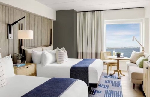 Goat Island Hôtel | Tranquil Newport Getaway: Four Serene Waterview Rooms | Pets are Allowed