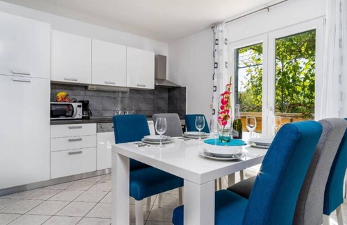 Primorski Dolac Maison | Tranquil Oasis Holiday Home Primorski Dolac with Pool - Three Bedroom Holiday Home with Pool