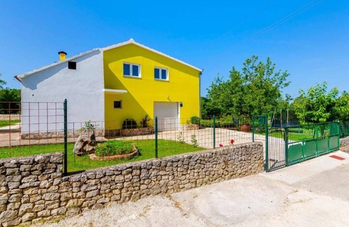 Primorski Dolac Maison | Tranquil Oasis Holiday Home Primorski Dolac with Pool - Three Bedroom Holiday Home with Pool
