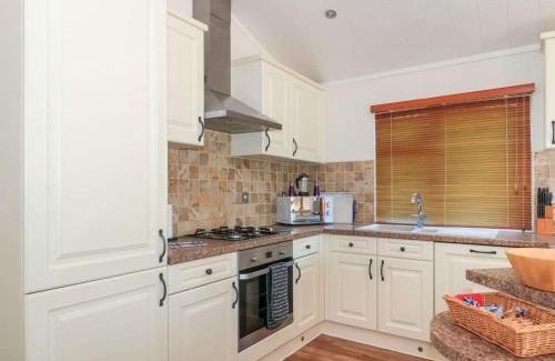 Puxton Maison | Tranquil Orchard Lodge - Weston-super-Mare