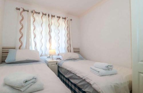 Puxton Maison | Tranquil Orchard Lodge - Weston-super-Mare