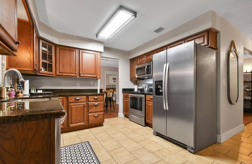 Deltona Lakes Maison | Tranquil & Peaceful Poolside Retreat Awaits You!