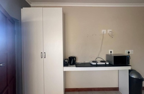 Parow North Appartement | Tranquil Pool Side Apartment
