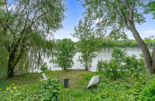 Fridley Maison | Tranquil property right on the Mississippi River with stunning panoramic views
