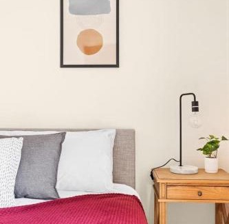 Milperra Maison | Tranquil Queen Room - Centrally Located at Milperra - Shared Bathroom