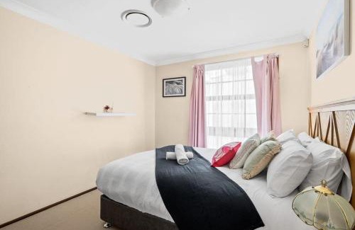Milperra Maison | Tranquil Queen Room - Centrally Located at Milperra - Shared Bathroom