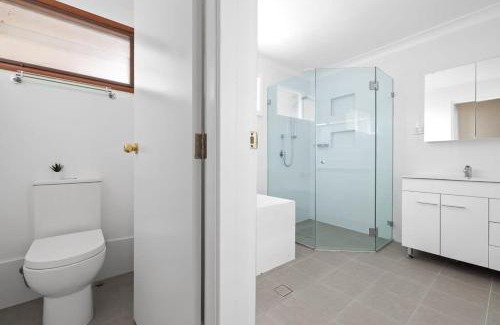 Milperra Maison | Tranquil Queen Room - Centrally Located at Milperra - Shared Bathroom
